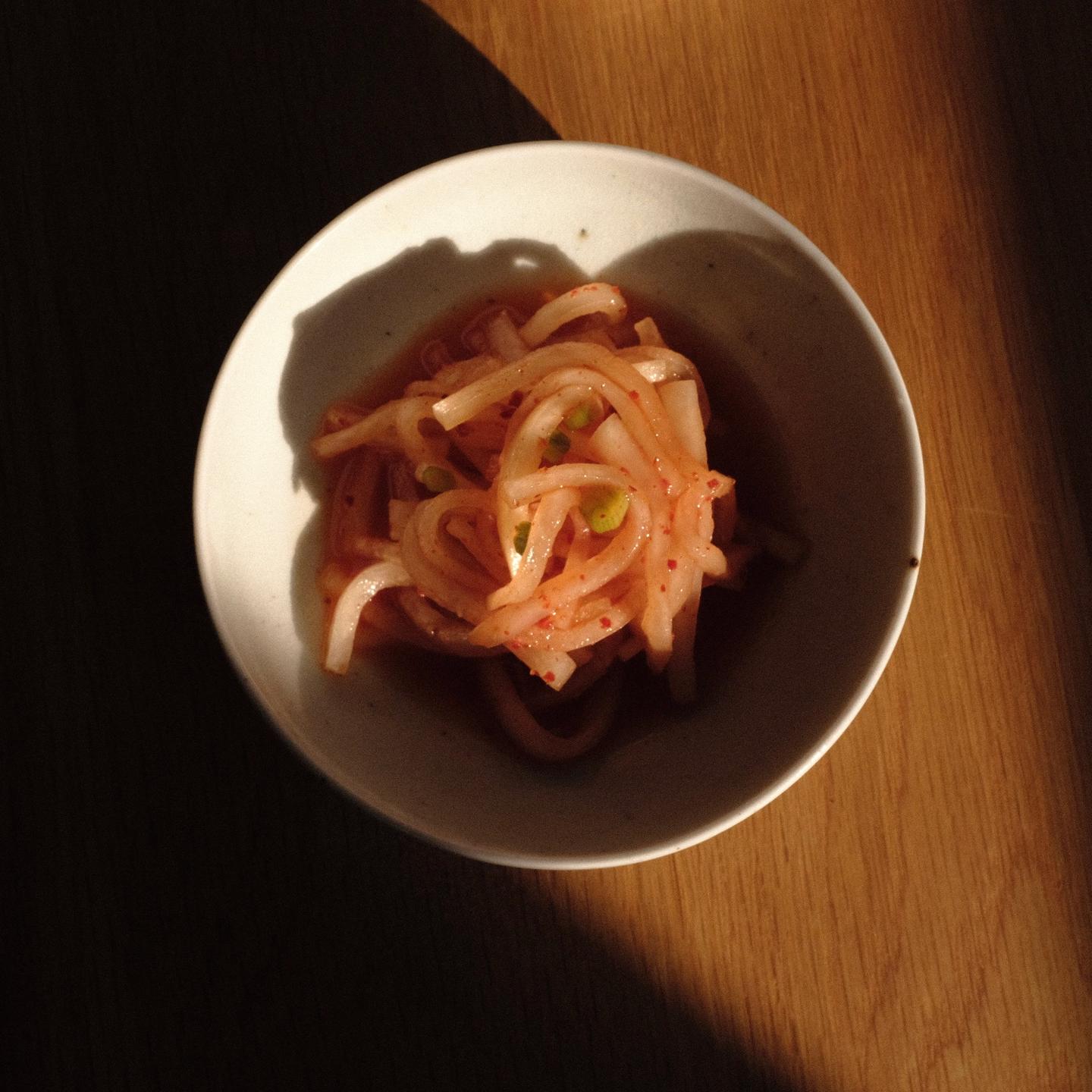 Qisqa yubkalar va paypoqlardagi seksual fohishalar Katta teshikli joja