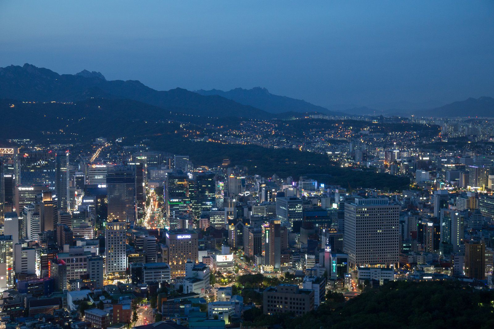 Toàn cảnh thành phố Seoul với những tòa nhà cao tầng san sát