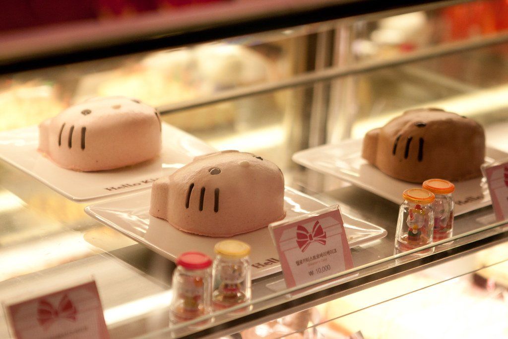 Tủ bánh chủ đề tại quán cà phê Hello Kitty ở Hongdae, Seoul
