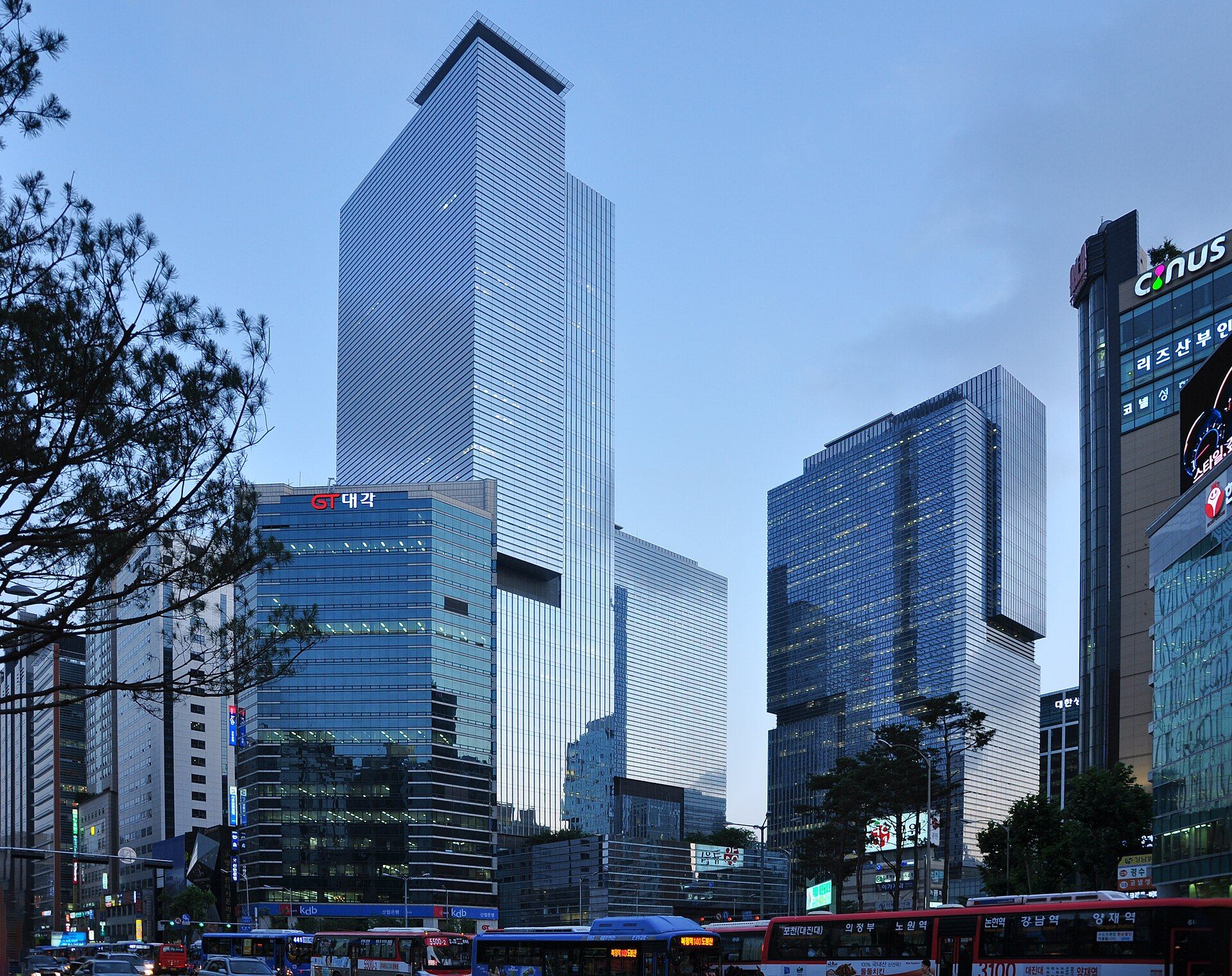 Toà nhà Samsung ở Seoul lúc chiều muộn, biểu tượng cho các đại tập đoàn Hàn Quốc