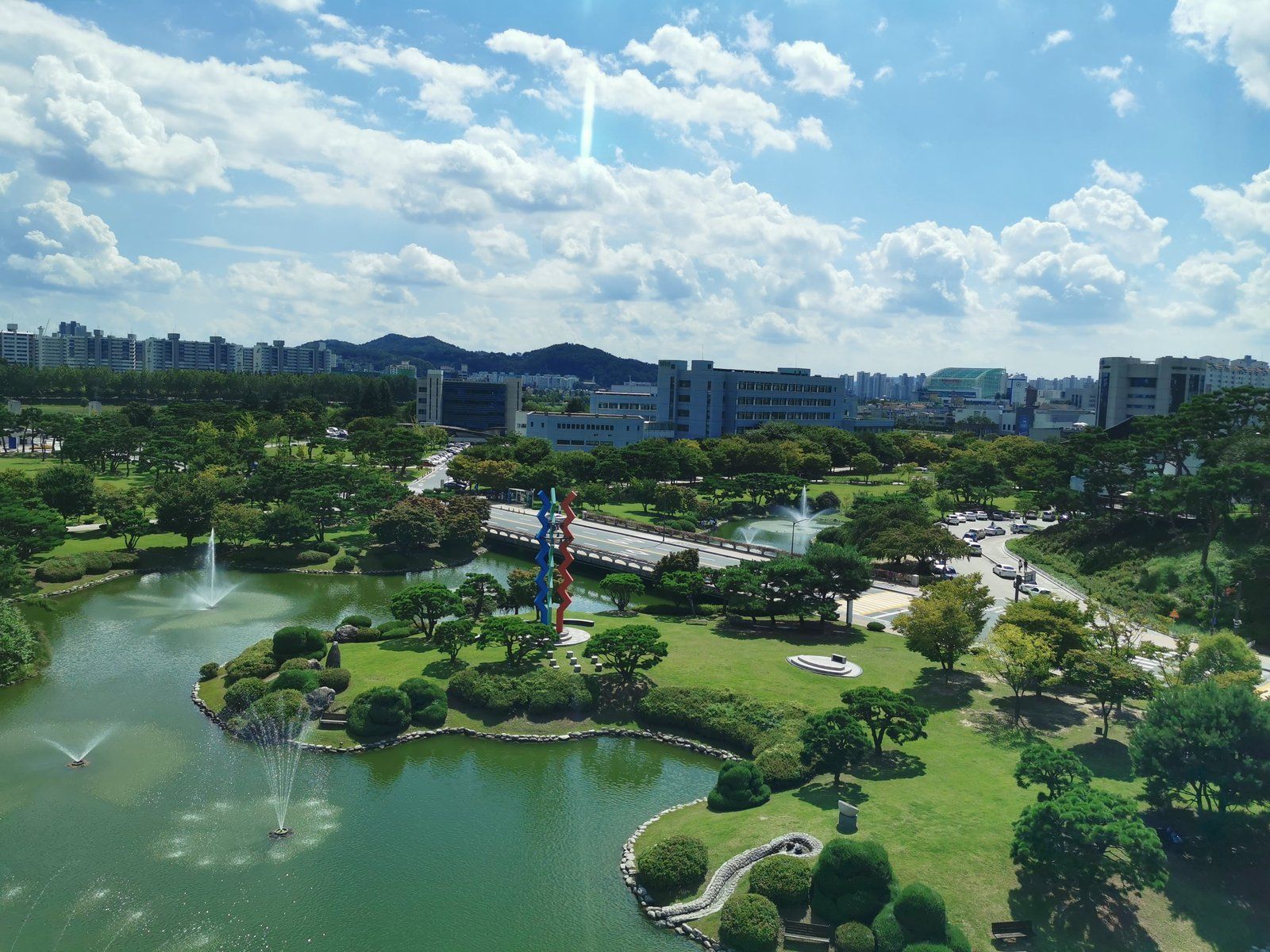 Khuôn viên KAIST nhìn từ trên cao với hồ nước, đài phun và các toà nhà nghiên cứu