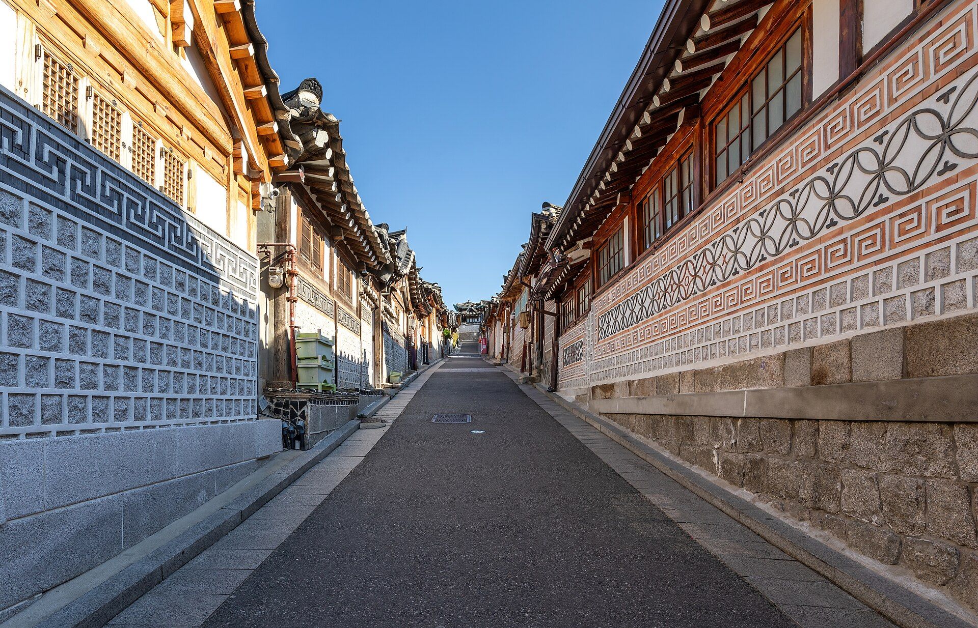 Con phố Bukchon với những ngôi nhà hanok truyền thống ở Seoul — khung cảnh đời sống Hàn Quốc