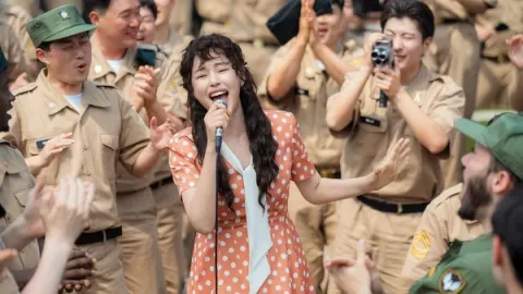 Song Hye-kyo hát trước đám đông trong Tantara