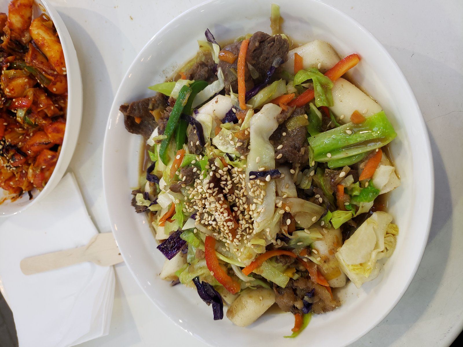 Bánh gạo xào nước tương cùng thịt bò và rau củ, màu nâu cánh gián