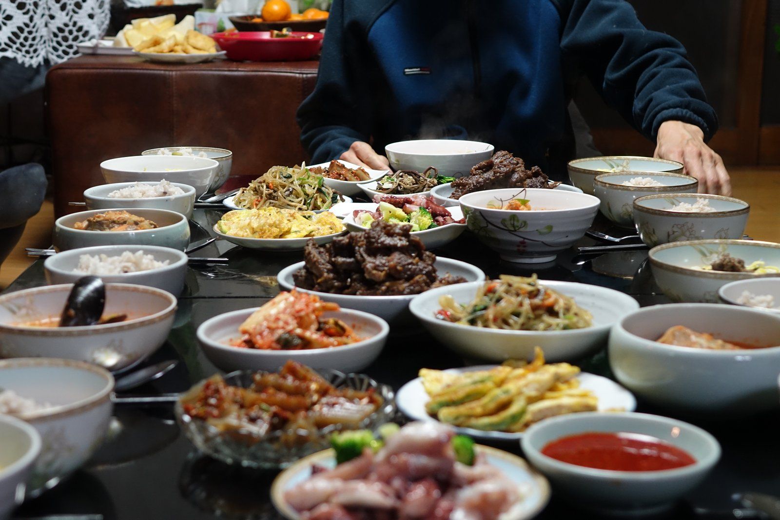 Mâm cơm Hàn thịnh soạn theo lối hanjeongsik phủ kín bàn