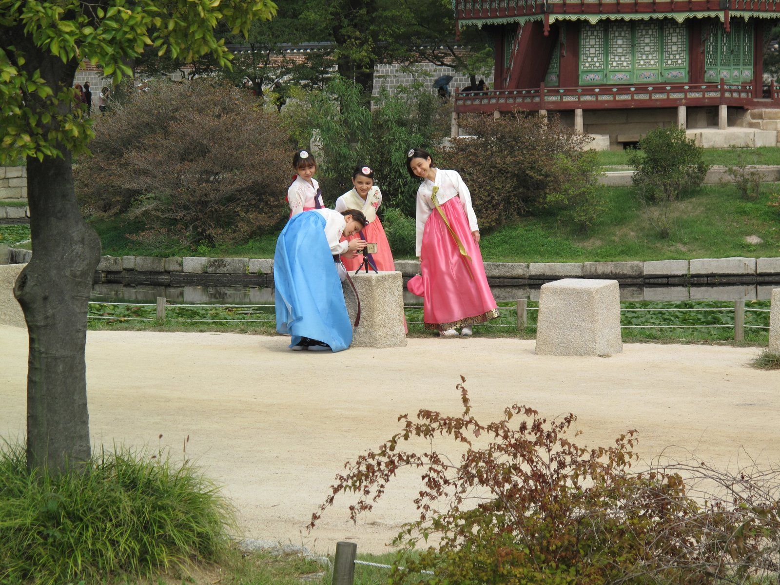 Du khách mặc hanbok truyền thống nhiều màu bên một điện cổ ở Seoul