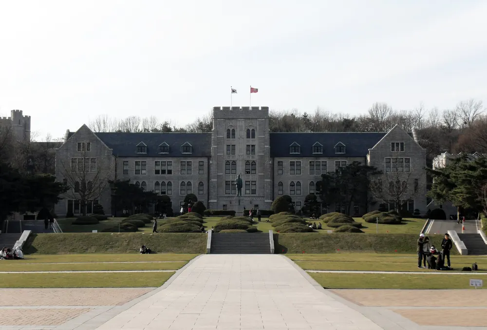 Toà nhà chính kiến trúc đá kiểu Gothic của Đại học Hàn Quốc (Korea University)