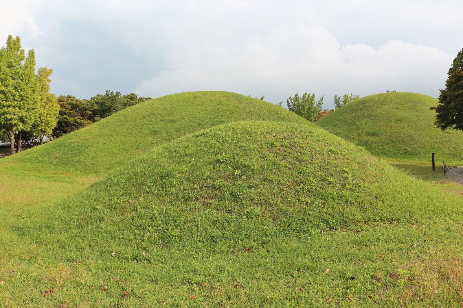 Những gò mộ hoàng gia phủ cỏ xanh tại khu lăng mộ Gyeongju