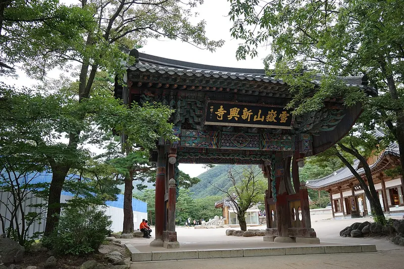 Chùa Sinheungsa dưới chân Seoraksan