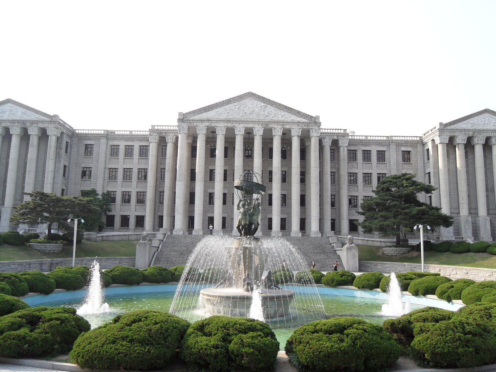 Toà nhà hành chính kiến trúc kiểu châu Âu cùng đài phun nước ở campus Seoul của ĐH Kyung Hee
