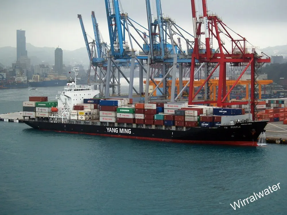 Cảng container với cần cẩu xếp dỡ hàng hoá