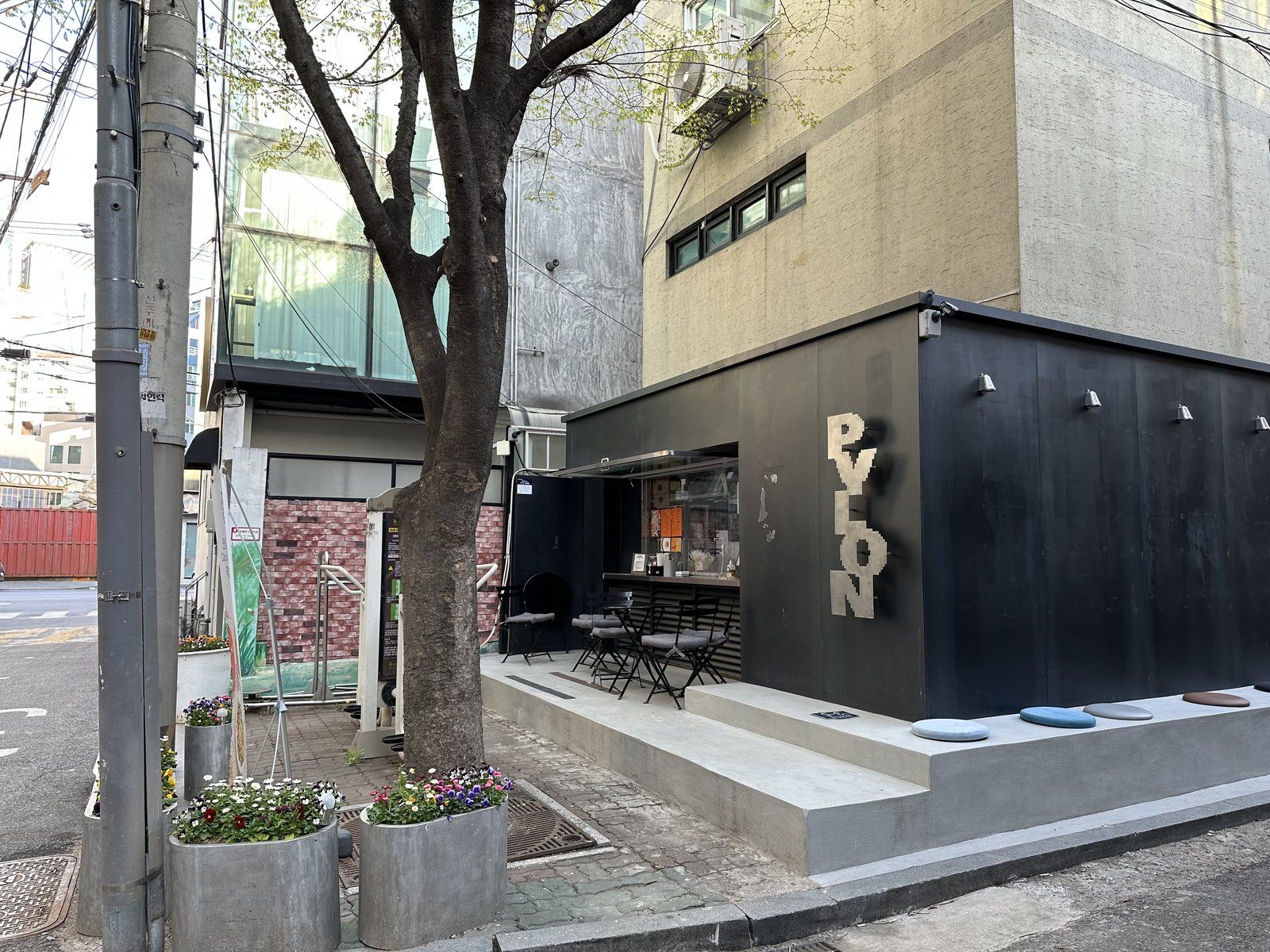 Mặt tiền một quán cà phê công nghiệp ở khu Seongsu-dong, Seoul