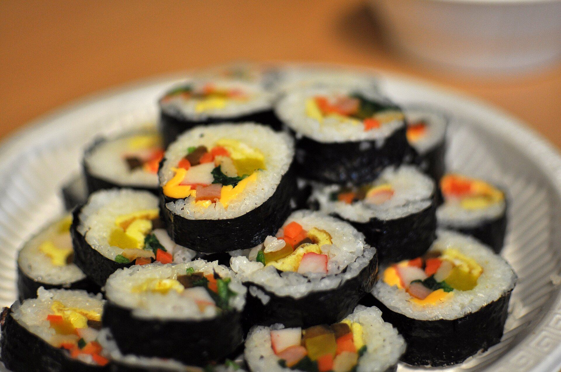 Đĩa gimbap cắt lát bày trên bàn