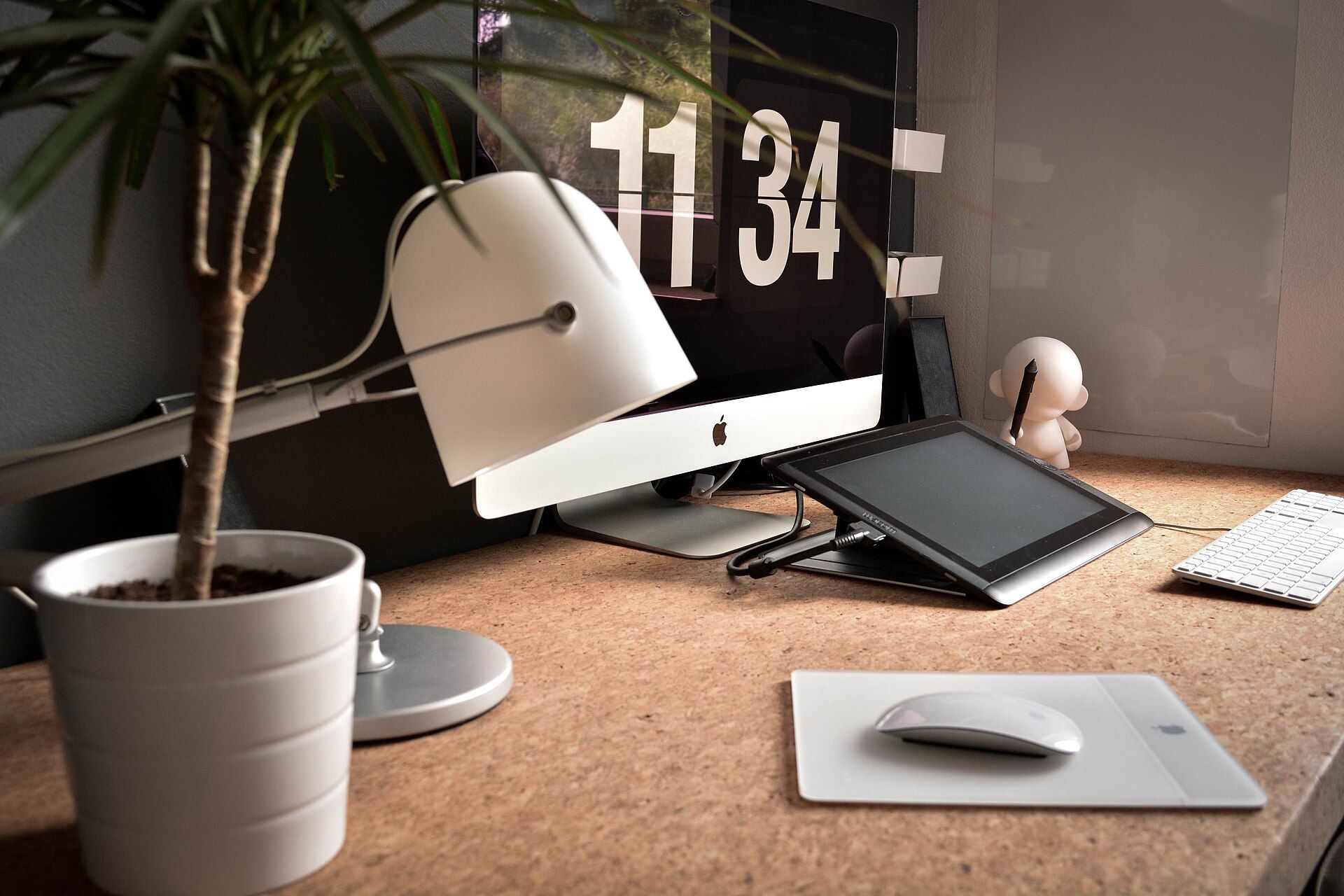 Bàn làm việc với laptop — viết email công sở