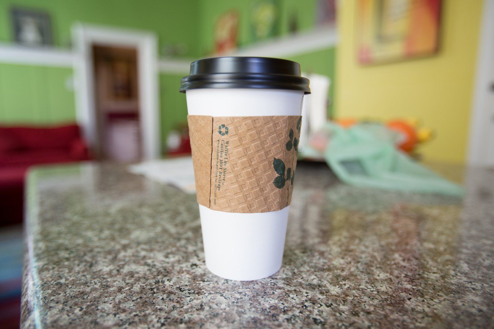 Ly cà phê giấy với vòng cup sleeve