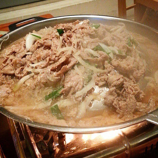 Nồi bulgogi kiểu Seoul nhiều nước dùng ngọt với thịt bò và hành