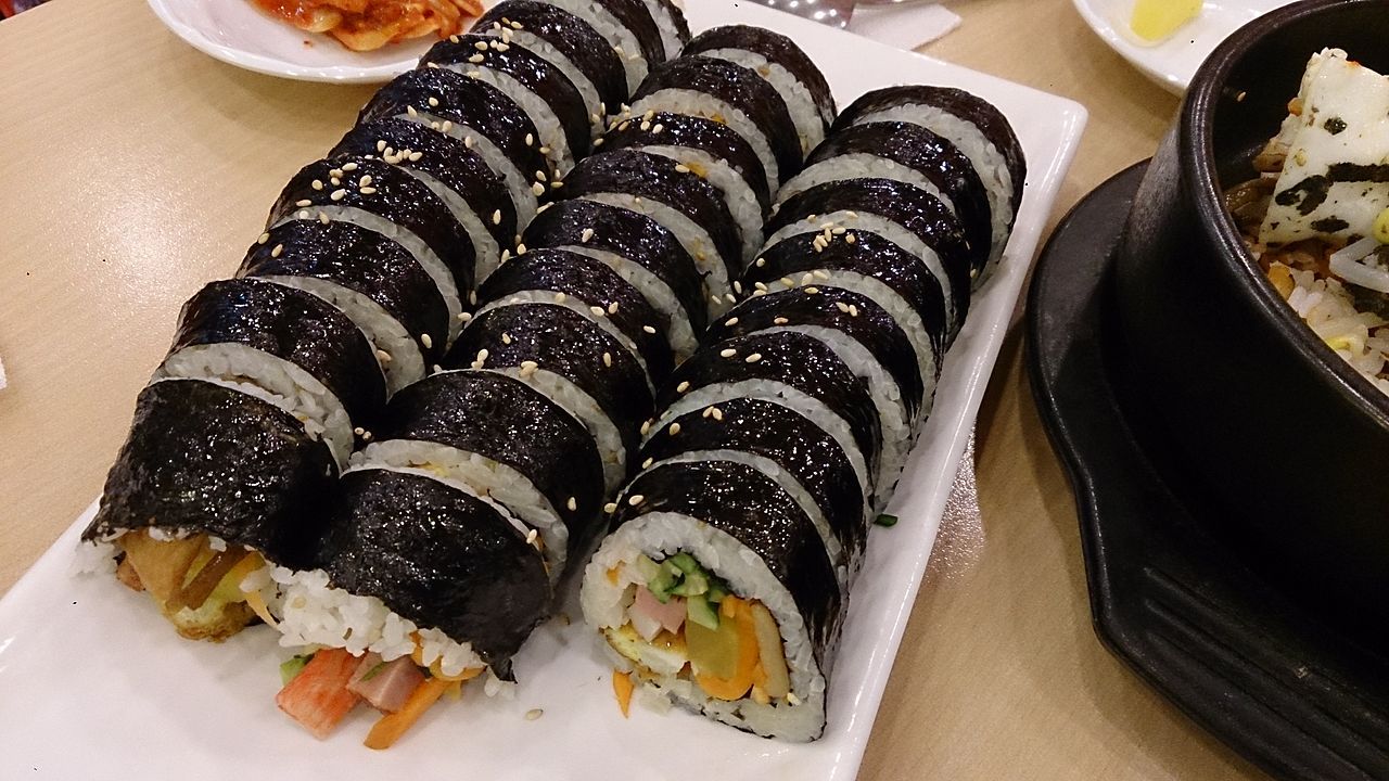 Những khoanh cơm cuộn gimbap nhiều màu xếp trên đĩa
