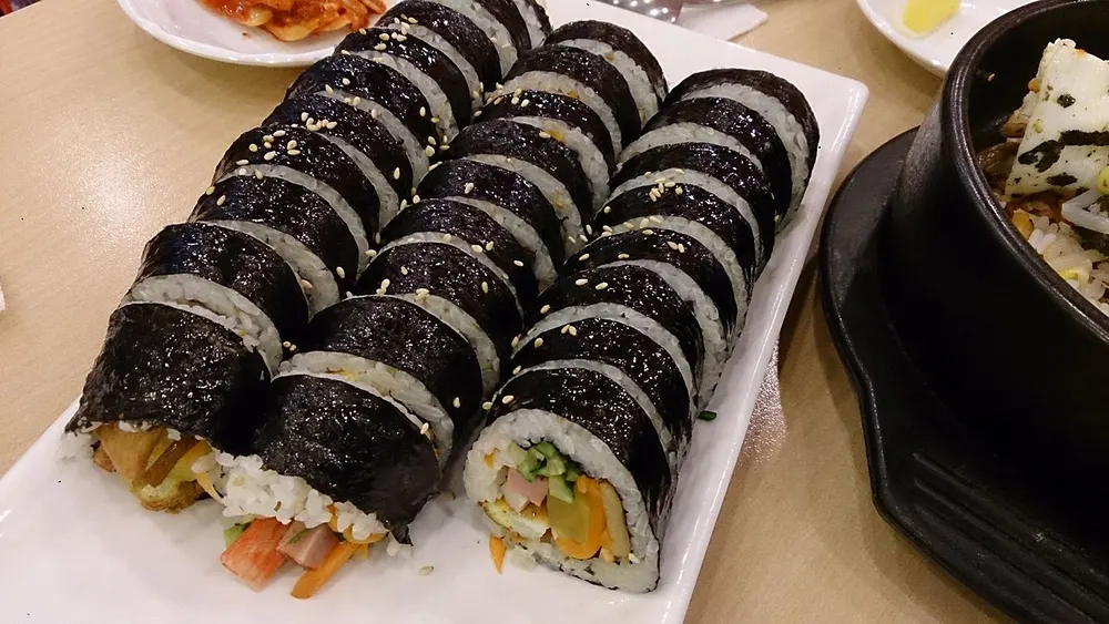 Những khoanh cơm cuộn gimbap nhiều màu xếp trên đĩa