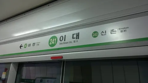 Bảng chỉ dẫn ga Ewha (이대) tàu điện ngầm Seoul