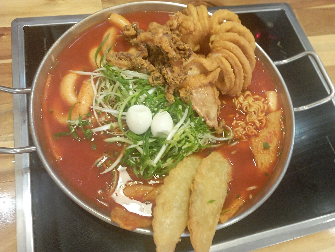Đĩa bánh gạo cay tteokbokki sốt ớt đỏ nóng hổi