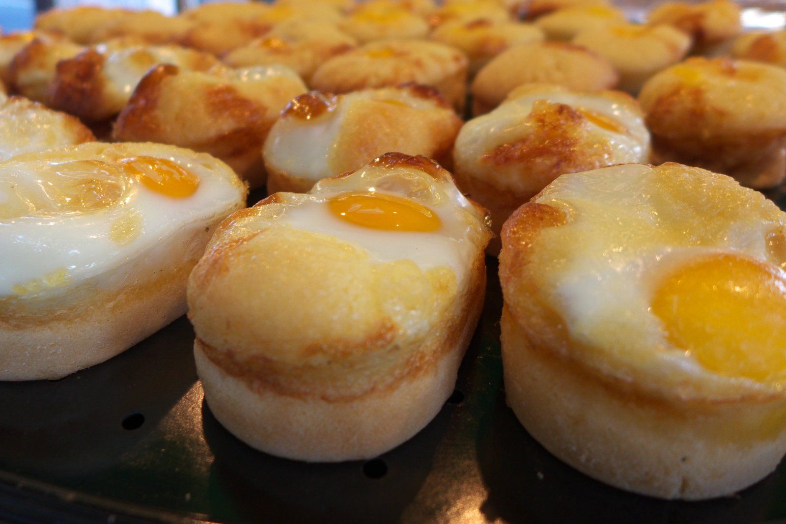 Khay bánh mì trứng gyeranppang vàng ruộm với nguyên quả trứng bên trên