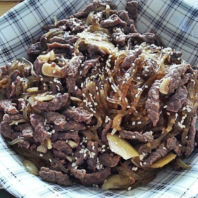 Thịt bò bulgogi đã nướng chín ngả nâu bóng, rắc vừng