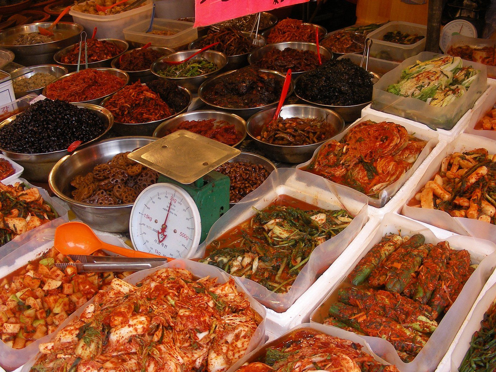 Quầy chợ truyền thống Hàn Quốc bày la liệt các loại banchan làm sẵn