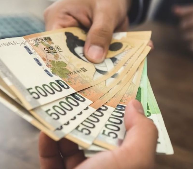 Các tờ tiền won Hàn Quốc xếp cạnh nhau - hình ảnh gợi câu hỏi: năng lực tiếng Hàn quy ra thu nhập là bao nhiêu?