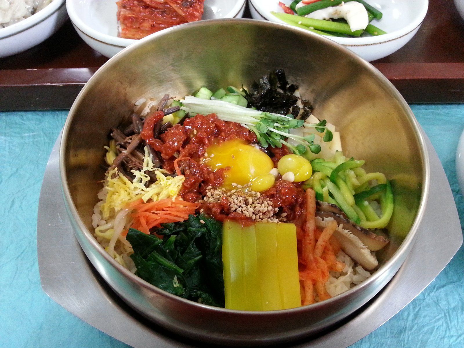 Tô Jeonju bibimbap với nhiều loại topping