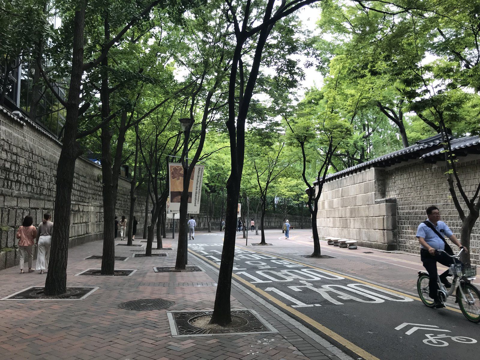 Con phố đi bộ Jeongdong-gil rợp bóng cây ở trung tâm Seoul