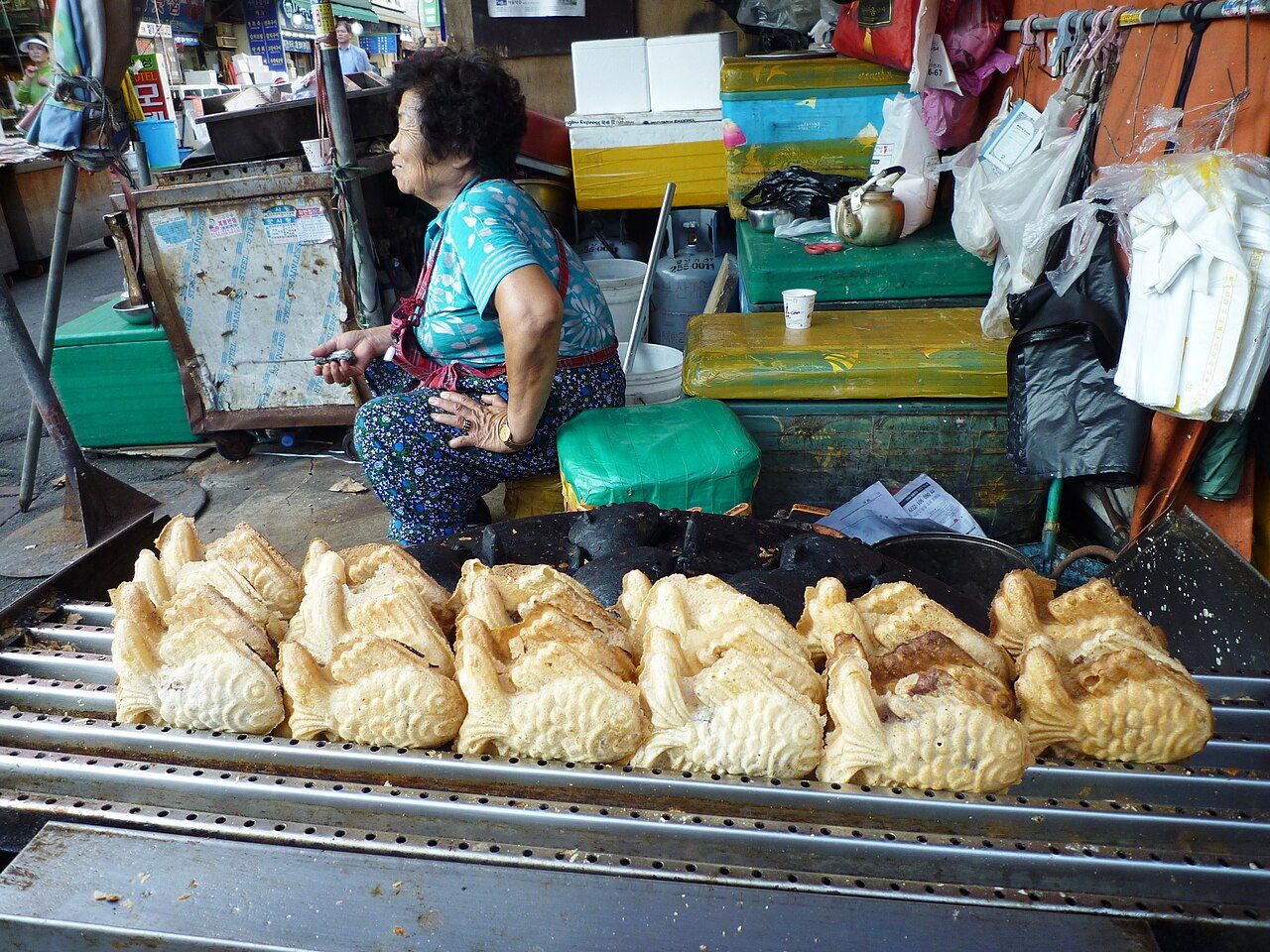 Bánh cá bungeoppang nhân đậu đỏ ở quầy chợ