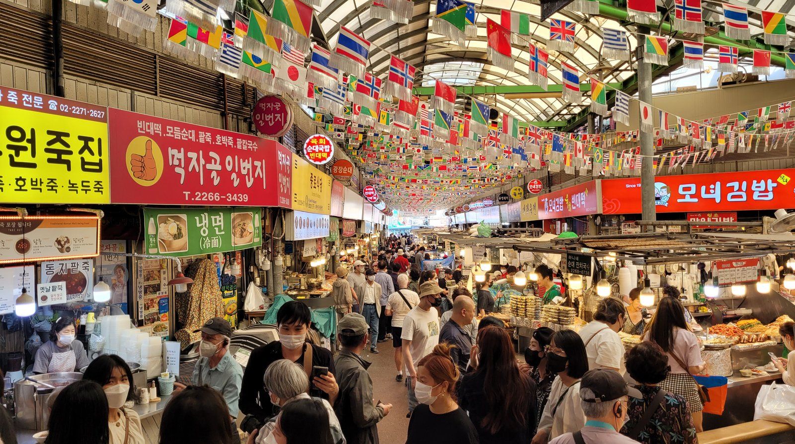 Chợ truyền thống Gwangjang đông nghịt người ở Seoul