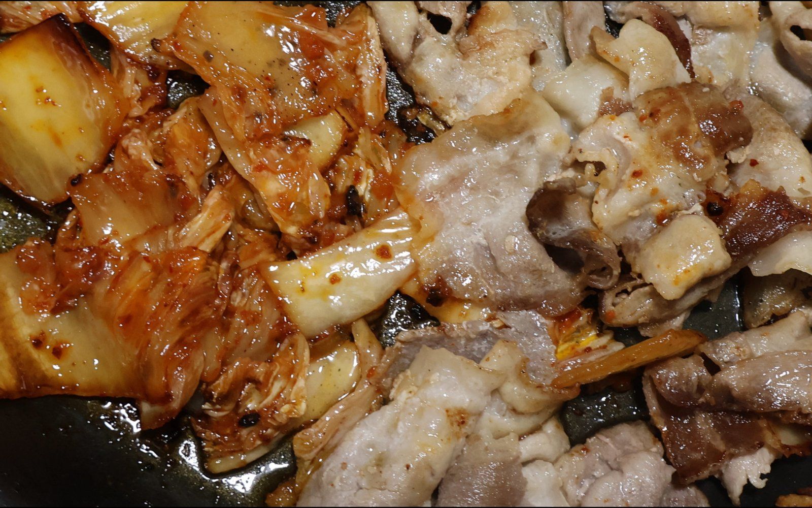 Ba chỉ heo nướng cùng kim chi trên vỉ