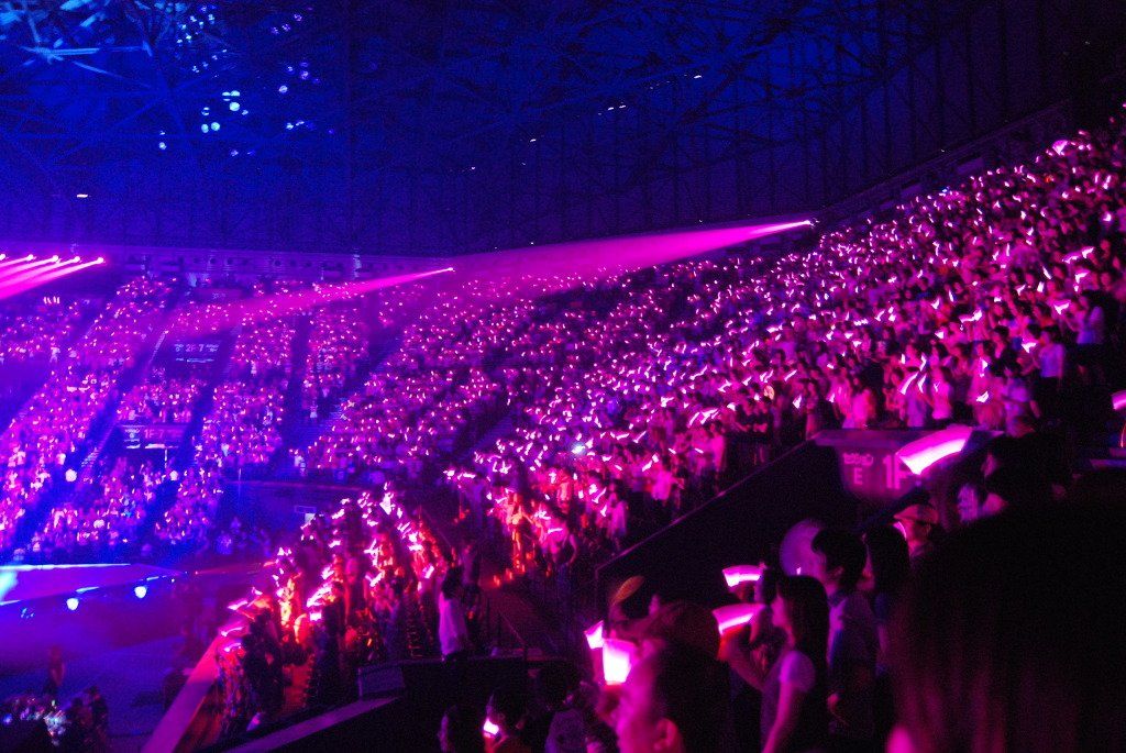Biển ánh sáng từ người hâm mộ trong một concert K-pop