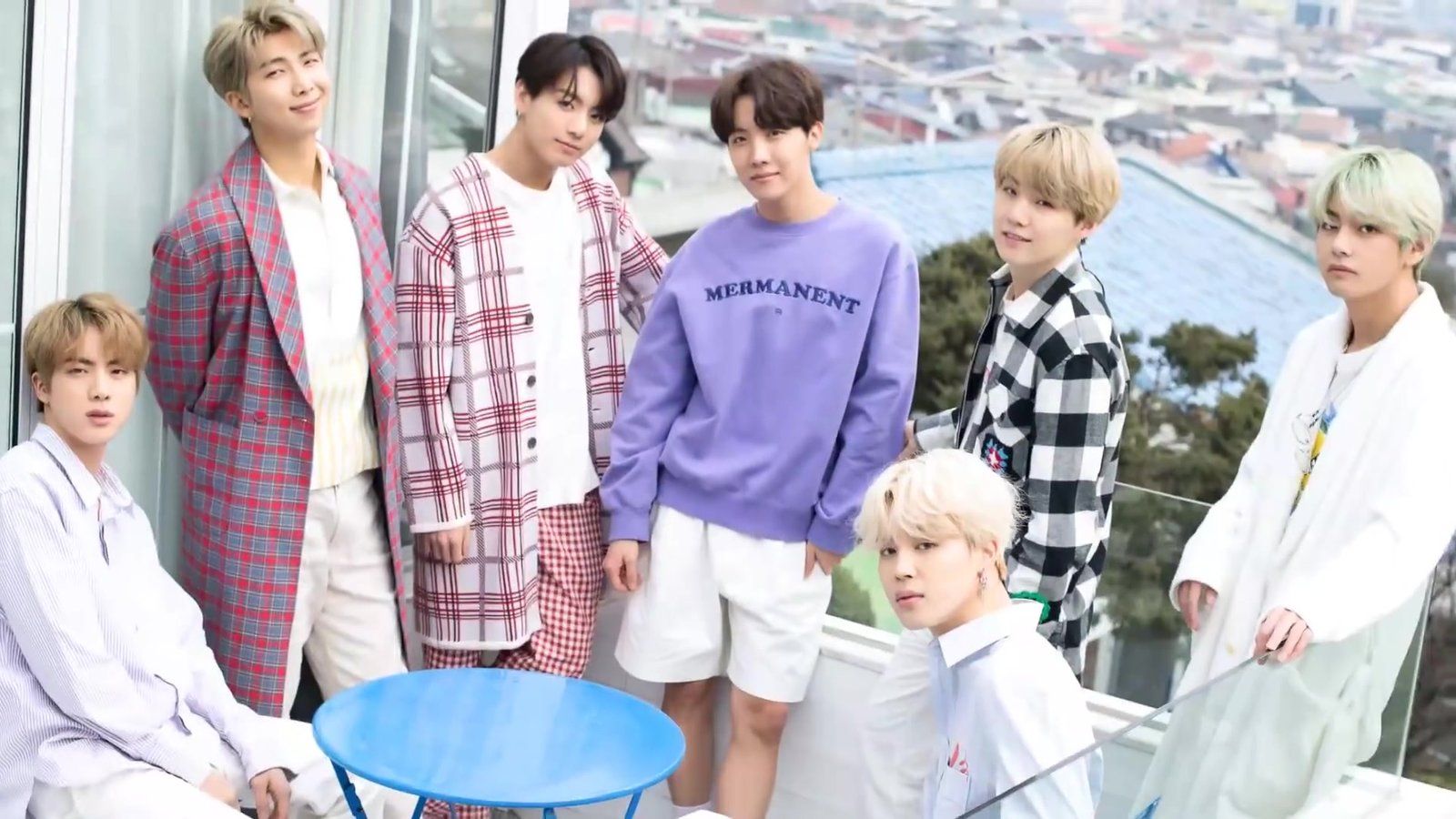 Bảy thành viên BTS trong một buổi chụp hình