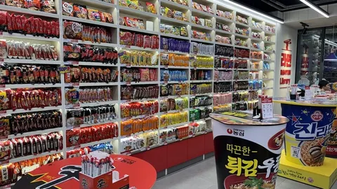 Cửa hàng tiện lợi mở 24 giờ với khu nấu mì ramyeon ở Hàn Quốc