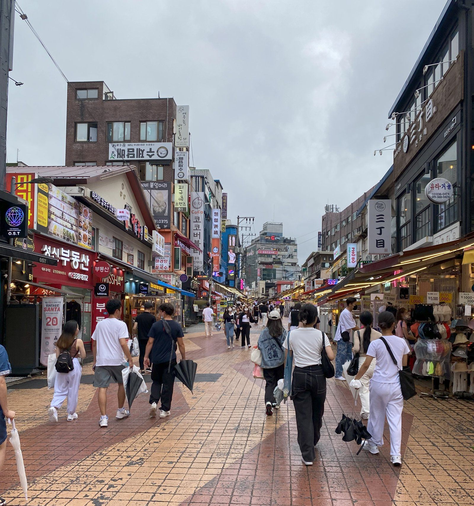 Một con phố mua sắm đông đúc ở Hongdae với cửa tiệm san sát