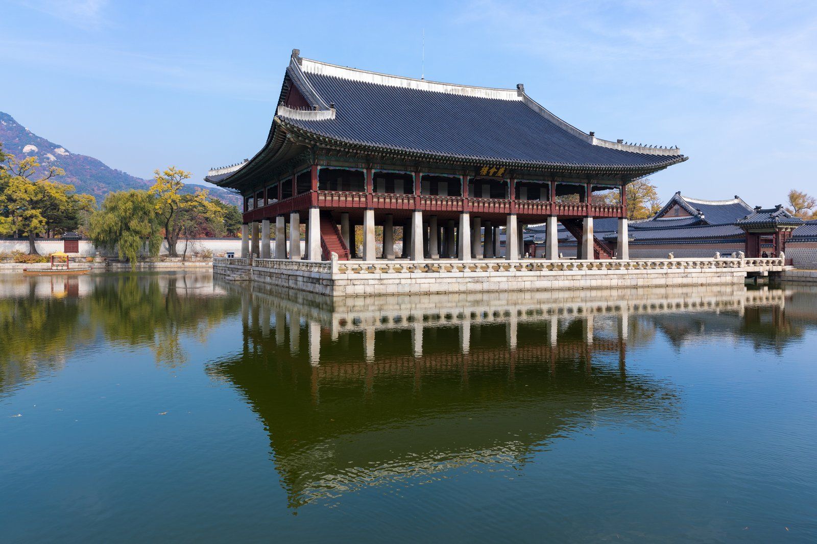 Điện Gyeonghoeru soi bóng trên mặt hồ trong Cảnh Phúc Cung
