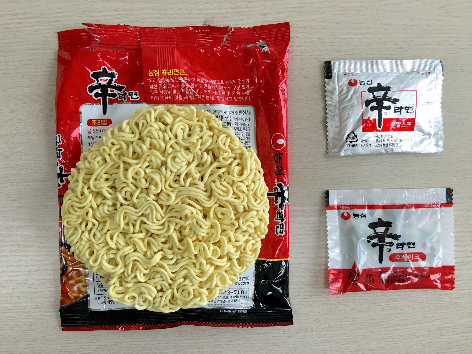 Gói mì Shin Ramyun của Nongshim cùng vắt mì và các gói gia vị