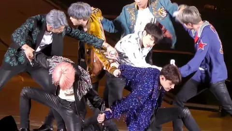 Nhóm BTS (방탄소년단) biểu diễn 'DNA', concert Love Yourself 2019