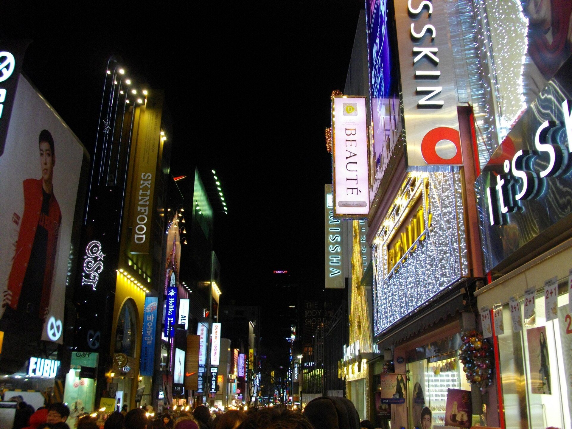 Phố Myeongdong, Seoul rực rỡ biển hiệu quảng cáo về đêm — minh hoạ văn bản quảng cáo cần dịch khéo