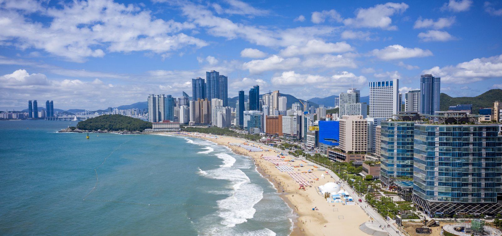 Bãi biển Haeundae nhìn từ trên cao với dải cát vàng và hàng cao ốc phía sau