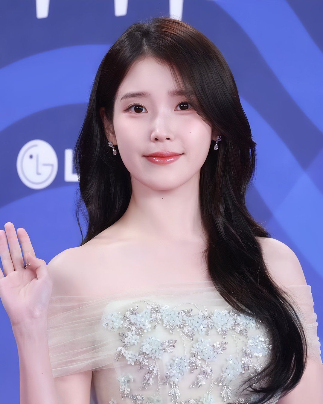 IU trên thảm đỏ một lễ trao giải