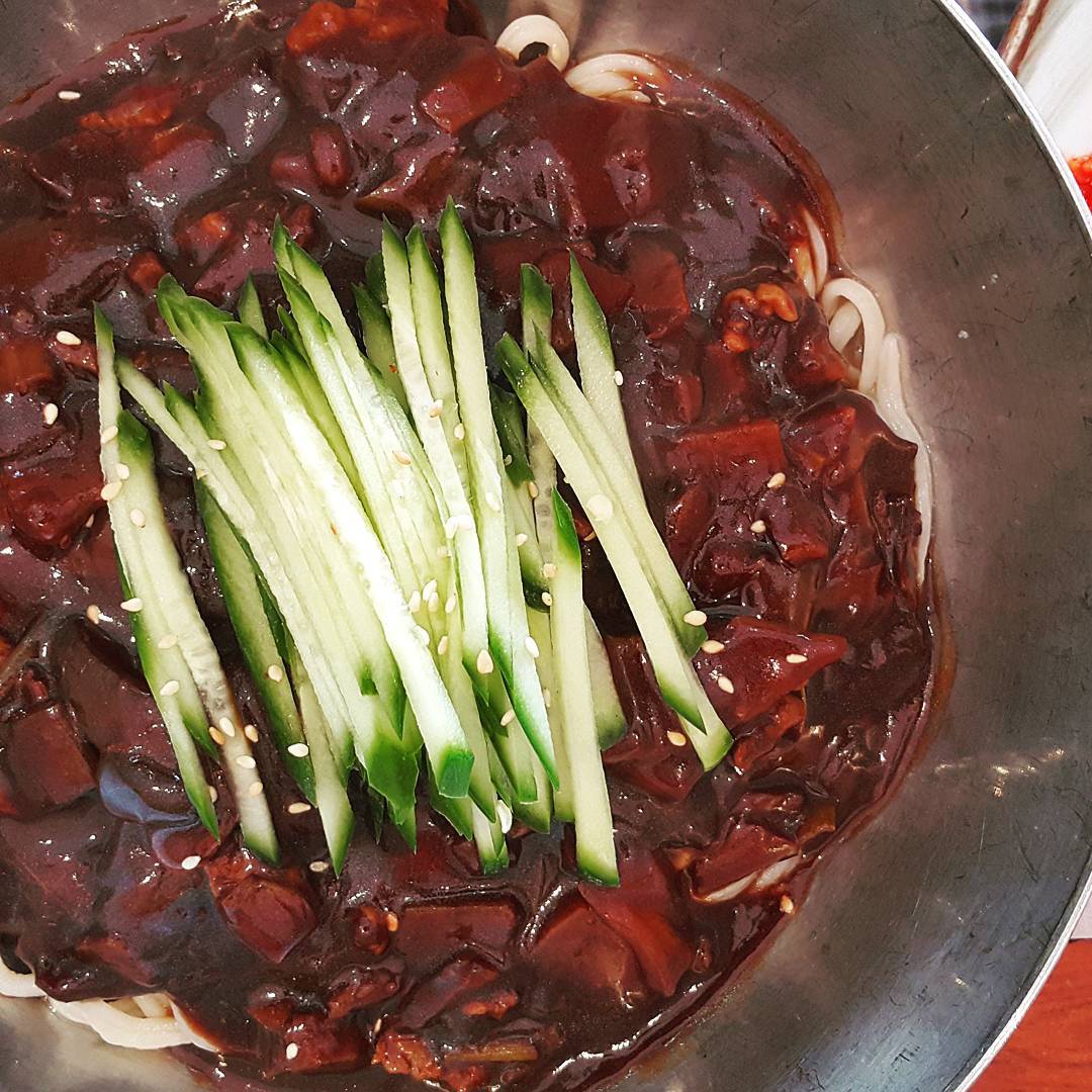 Tô mì tương đen với dưa chuột thái sợi bên trên