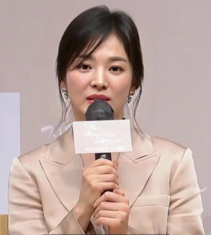 Song Hye-kyo phát biểu tại một sự kiện quảng bá phim
