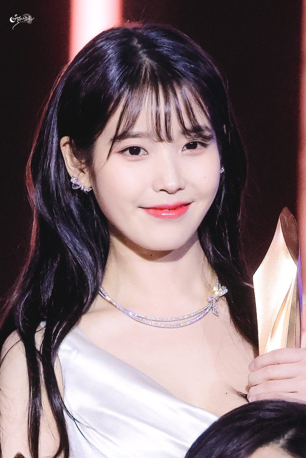 IU nhận giải tại lễ trao giải Baeksang