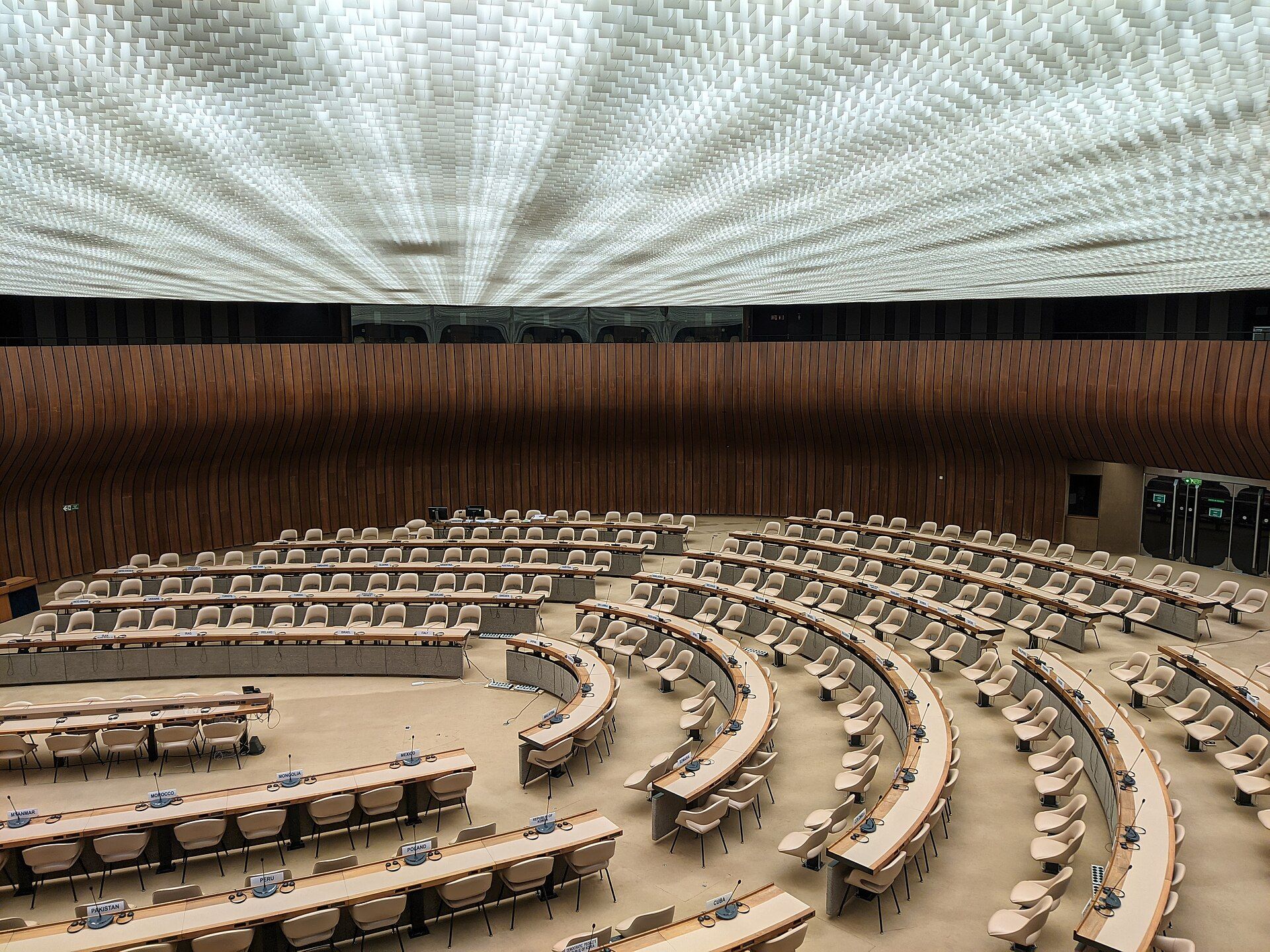 Phòng họp Liên Hợp Quốc tại Geneva — môi trường hội nghị quốc tế nơi nghề biên-phiên dịch hoạt động