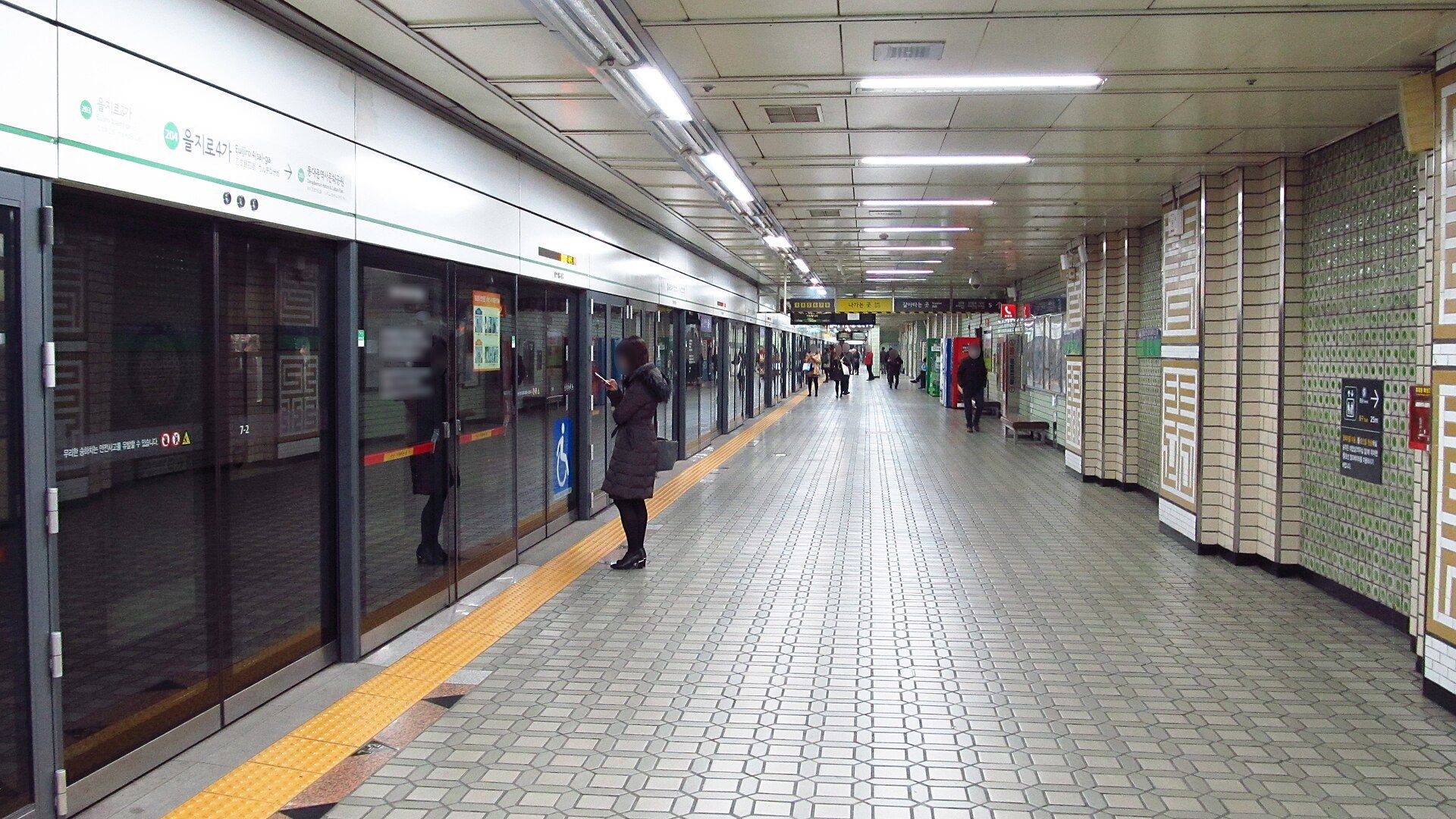 Sân ga tàu điện ngầm Seoul với bảng thông tin điện tử