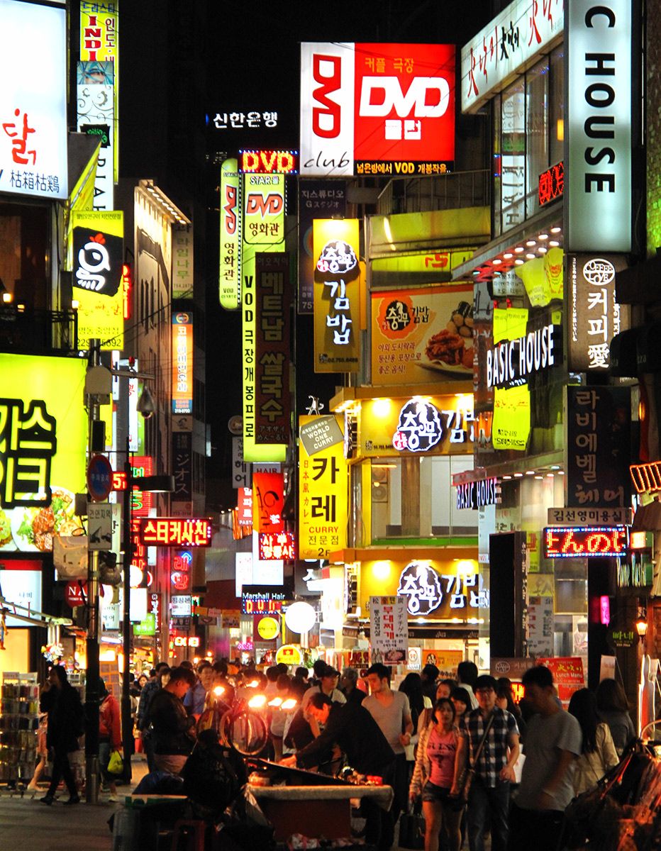 Đường phố Myeongdong Seoul rực rỡ biển hiệu về đêm