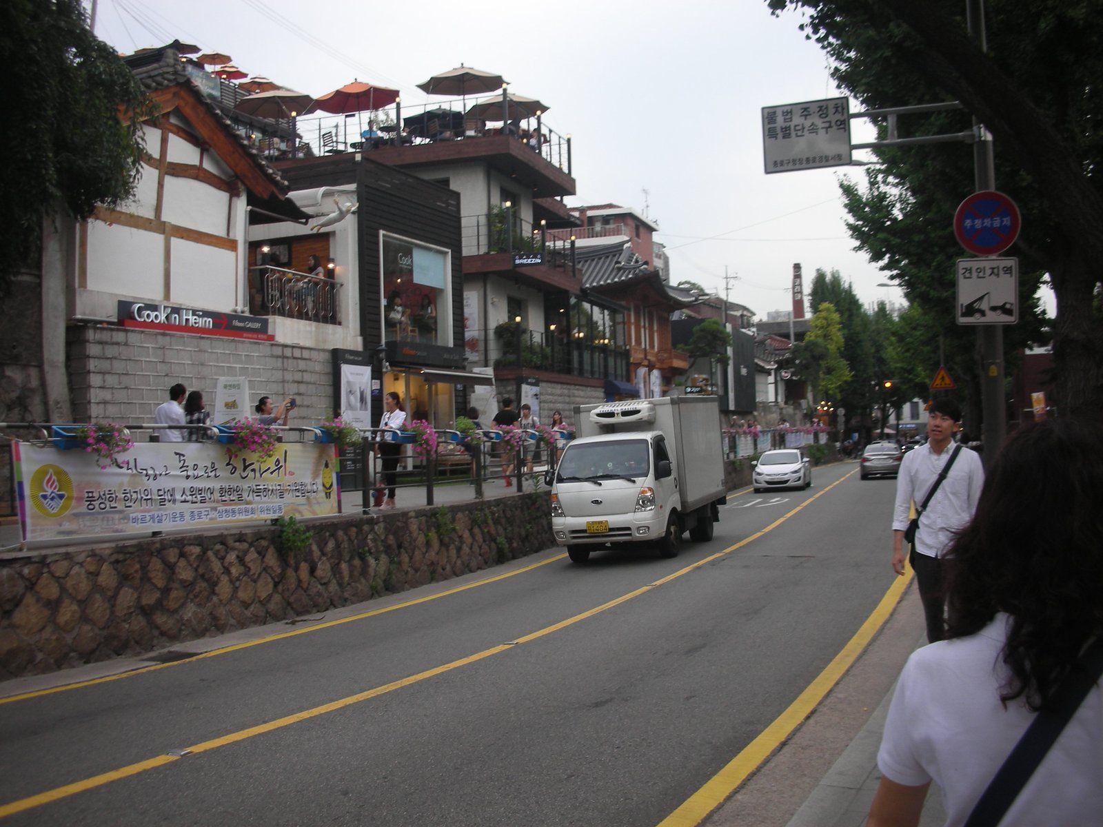 Phố Samcheong-dong với những quán cà phê và lối đi dốc ngay cạnh Bukchon, Seoul